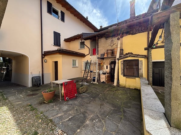 Casa di 3 appartamenti da ristrutturare, giardino con pergola, rustico e bosco 2