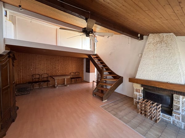 Casa di 3 appartamenti da ristrutturare, giardino con pergola, rustico e bosco 9