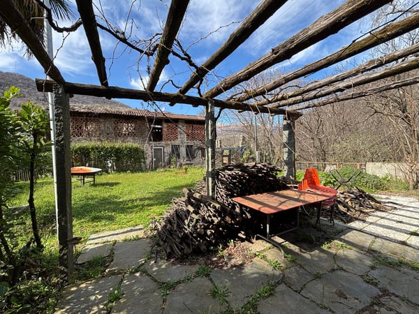 Casa di 3 appartamenti da ristrutturare, giardino con pergola, rustico e bosco 3