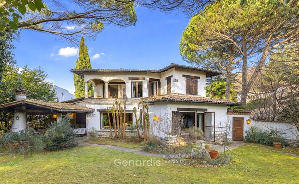 Elegante Villa con Piscina e Vista Panoramica a Collina d'Oro 29