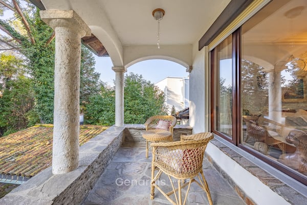 Elegante Villa con Piscina e Vista Panoramica a Collina d'Oro 20