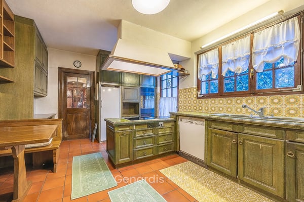 Elegante Villa con Piscina e Vista Panoramica a Collina d'Oro 9