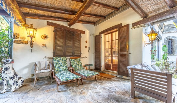 Elegante Villa con Piscina e Vista Panoramica a Collina d'Oro 10