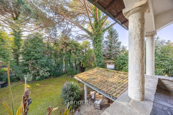 Elegante Villa con Piscina e Vista Panoramica a Collina d'Oro 22