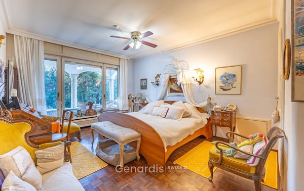 Elegante Villa con Piscina e Vista Panoramica a Collina d'Oro 23