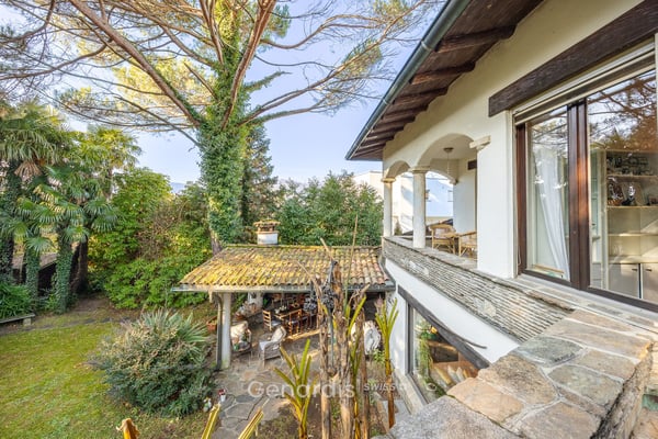 Elegante Villa con Piscina e Vista Panoramica a Collina d'Oro 28