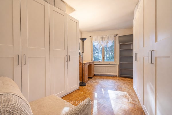 Elegante Villa con Piscina e Vista Panoramica a Collina d'Oro 26