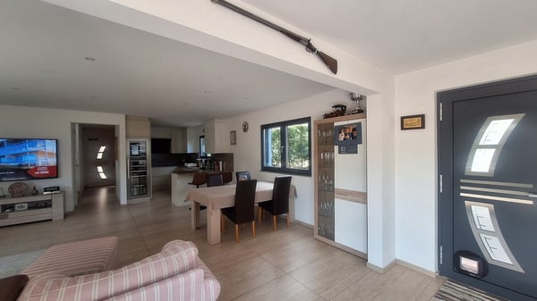 Soleggiata, Comodità, Elegante, Moderna, Spaziosa Villa con giardino 10