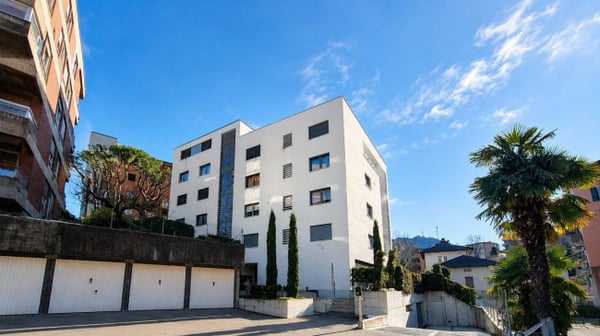 Attico moderno con terrazzo ad uso esclusivo, vista aperta