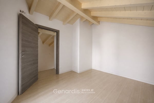 Incantevole Attico di 6.5 Locali a Lema, Ticino 4