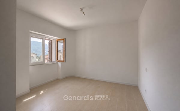 Incantevole Attico di 6.5 Locali a Lema, Ticino 3