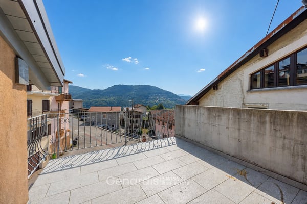 Incantevole Attico di 6.5 Locali a Lema, Ticino 1