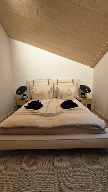 Ein Penthouse über den Dächern von Andermatt – modern, warm & alpin 11