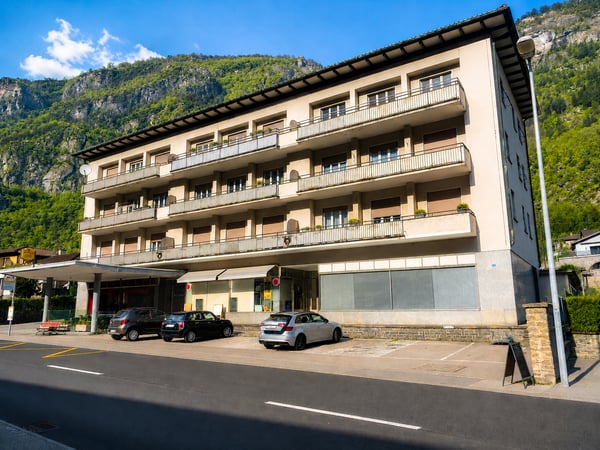BODIO: SPAZIO COMMERCIALE LUMINOSO CON AMPIE VETRINE 6