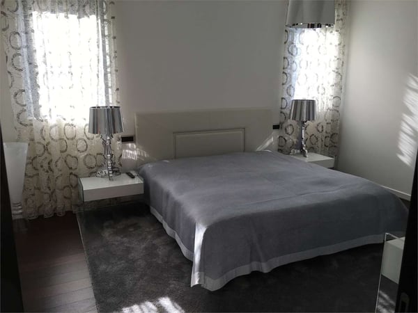 Moderna villa con piscina 13