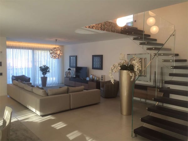 Moderna villa con piscina 11