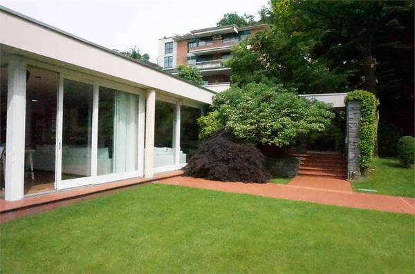 Prestigiosa villa vista lago con piscina 1