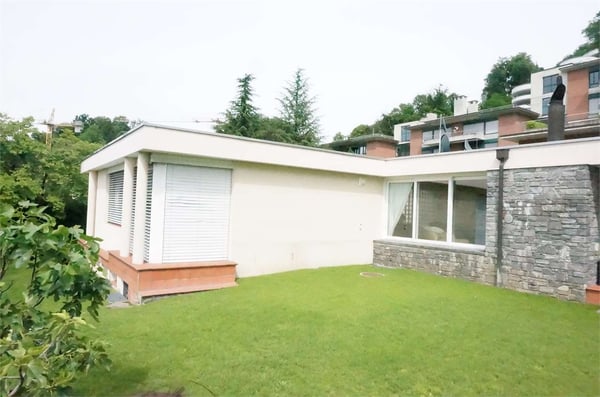 Prestigiosa villa vista lago con piscina 9