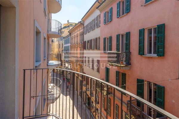 Splendido appartamento vista lago in pieno centro 12