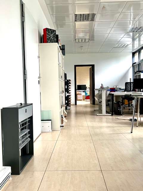 Spazio commerciale con ampie vetrine 6