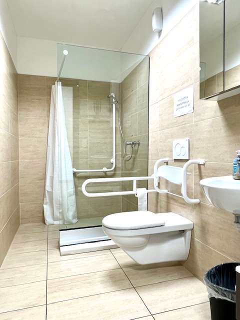 Spazio commerciale con ampie vetrine 5