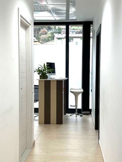 Spazio commerciale con ampie vetrine 10