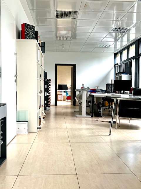 Spazio commerciale con ampie vetrine 9