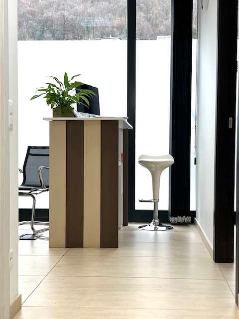 Spazio commerciale con ampie vetrine 4