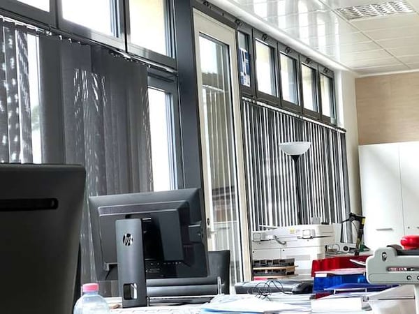 Spazio commerciale con ampie vetrine 7