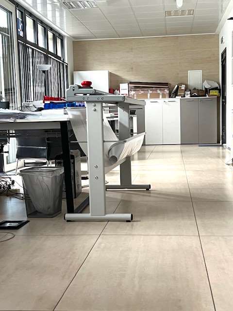 Spazio commerciale con ampie vetrine 3