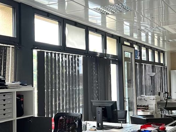 Spazio commerciale con ampie vetrine 2