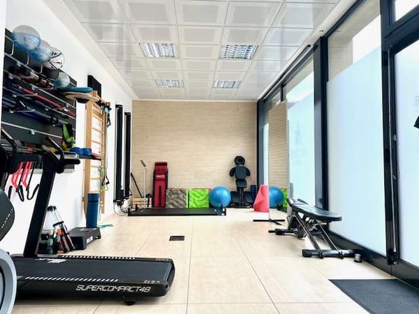 Spazio commerciale con ampie vetrine 8