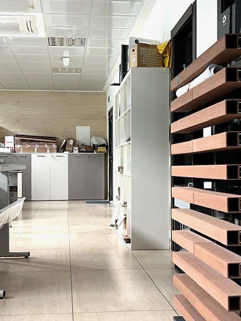 Spazio commerciale con ampie vetrine 1