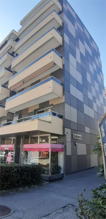 SPAZIO COMMERCIALE CON VETRINA 1