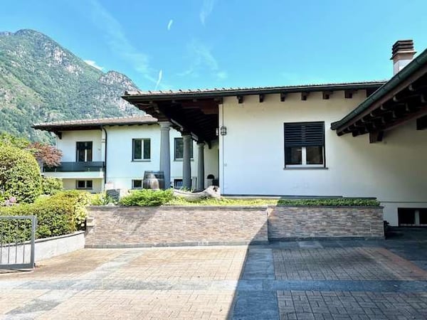 Casa unifamiliare con camino e giardino 2