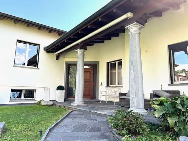 Casa unifamiliare con camino e giardino 1