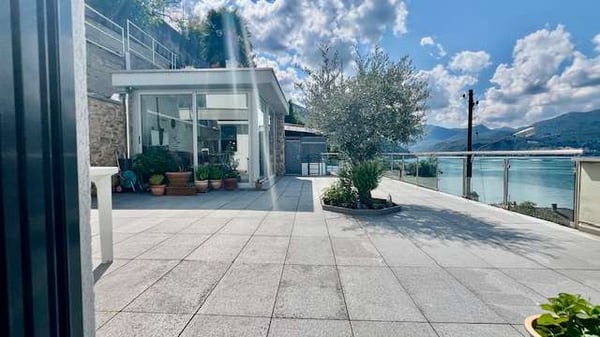 Villa moderna con piscina vista lago mozzafiato 12