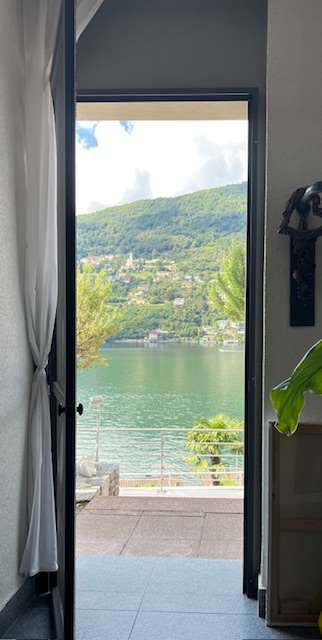 Villa moderna con piscina vista lago mozzafiato 2