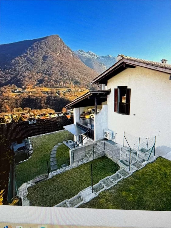 Villa bifamiliare immersa nel verde con vista panoramica 11