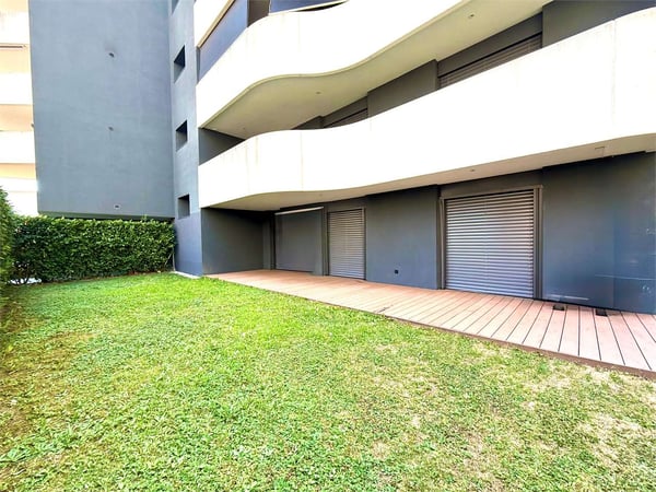 Appartamento di lusso, 1.5 locali con grande giardino privato a Pregas 9