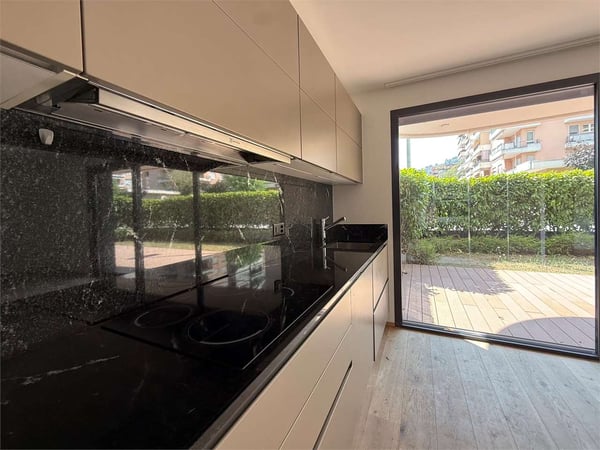 Appartamento di lusso, 1.5 locali con grande giardino privato a Pregas 1