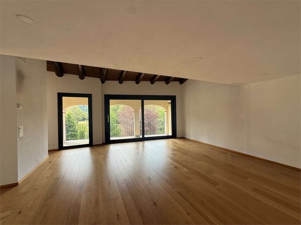 Appartamento attico di 5,5 locali con terrazzo e giardino privato ad O 8