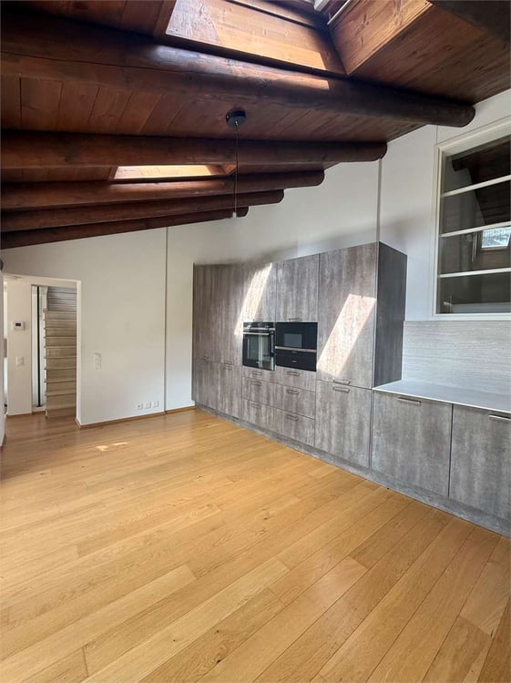 Appartamento attico di 5,5 locali con terrazzo e giardino privato ad O 10