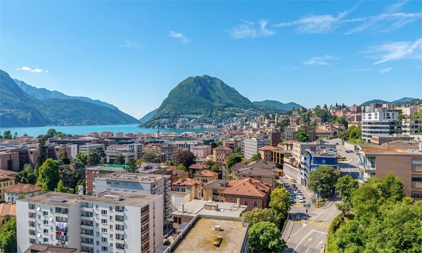ELEGANTE RISTRUTTURATO CON VISTA LAGO, A DUE PASSI DAL CENTRO 8