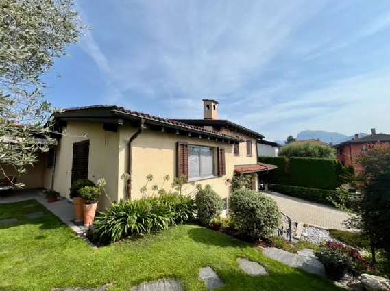 Elegante villa con giardino privato nel cuore di Collina d'Oro