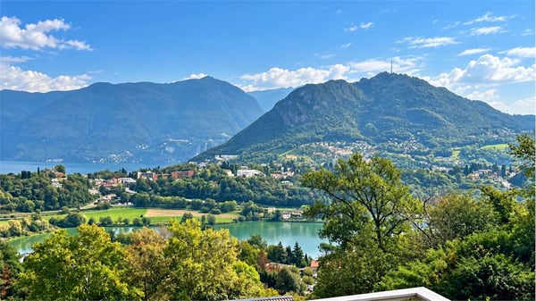 Attico panoramico a Muzzano - Eleganza, privacy e vista
