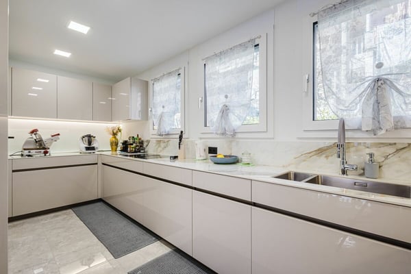 Elevated Living - Attico Panoramico con Vista Lago 4