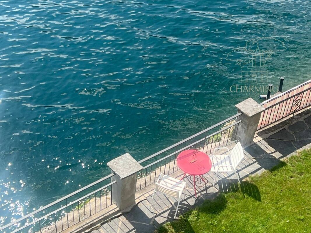 Villa Fronte Lago con Darsena Privata a Morcote