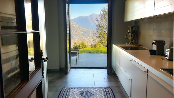 Elegante villa con piscina e romantica vista lago 11