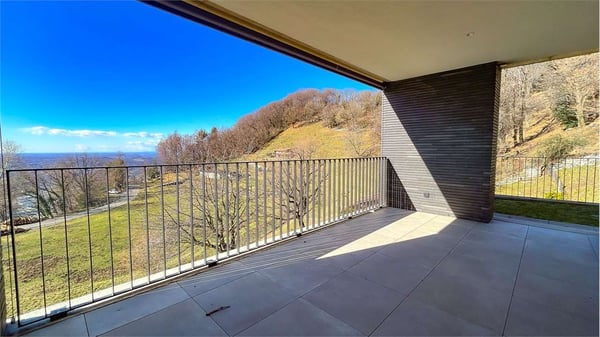 MODERNA VILLA IMMERSA NEL VERDE CON VISTA APERTA 3